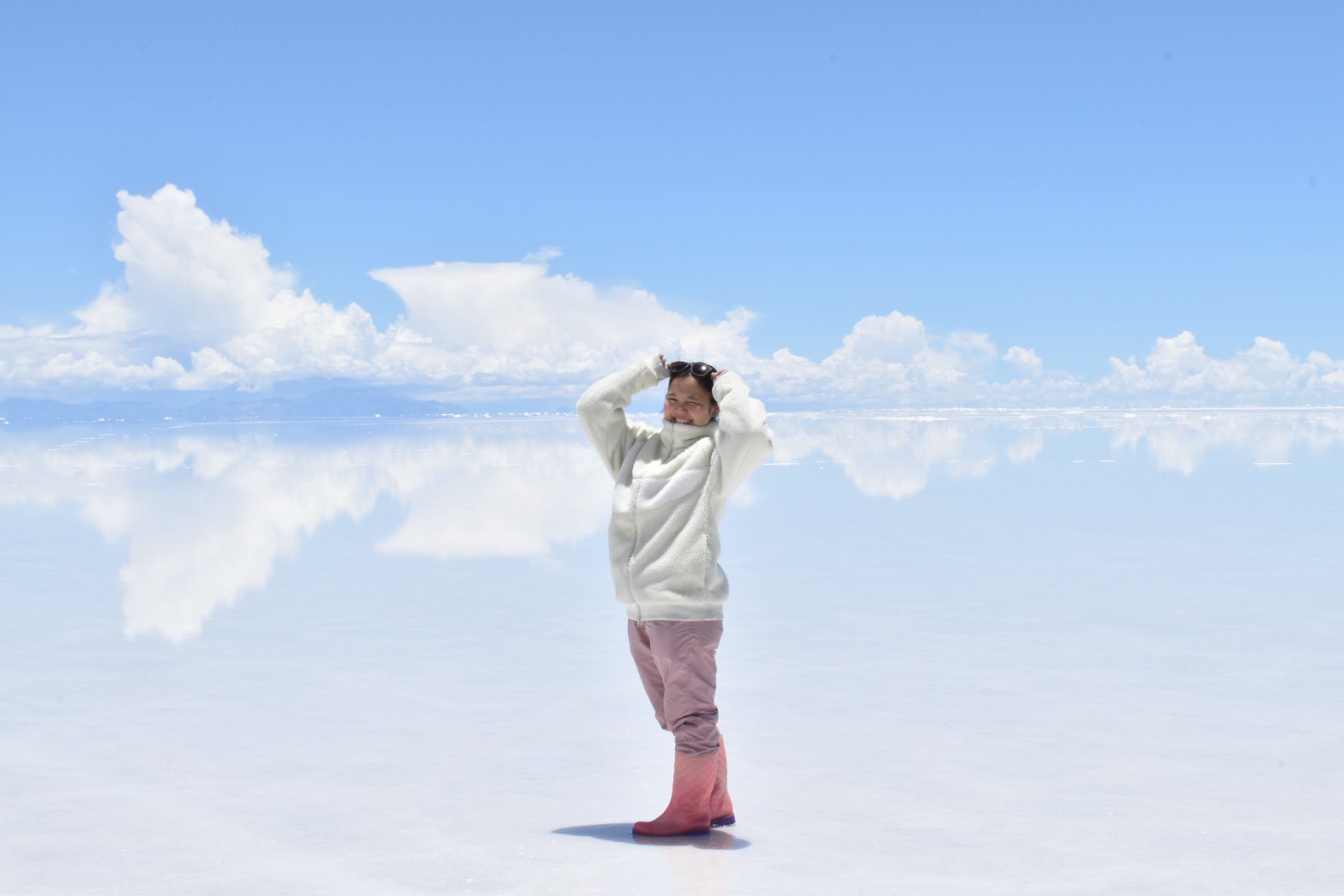 ボリビアの塩湖に立つ知念さん